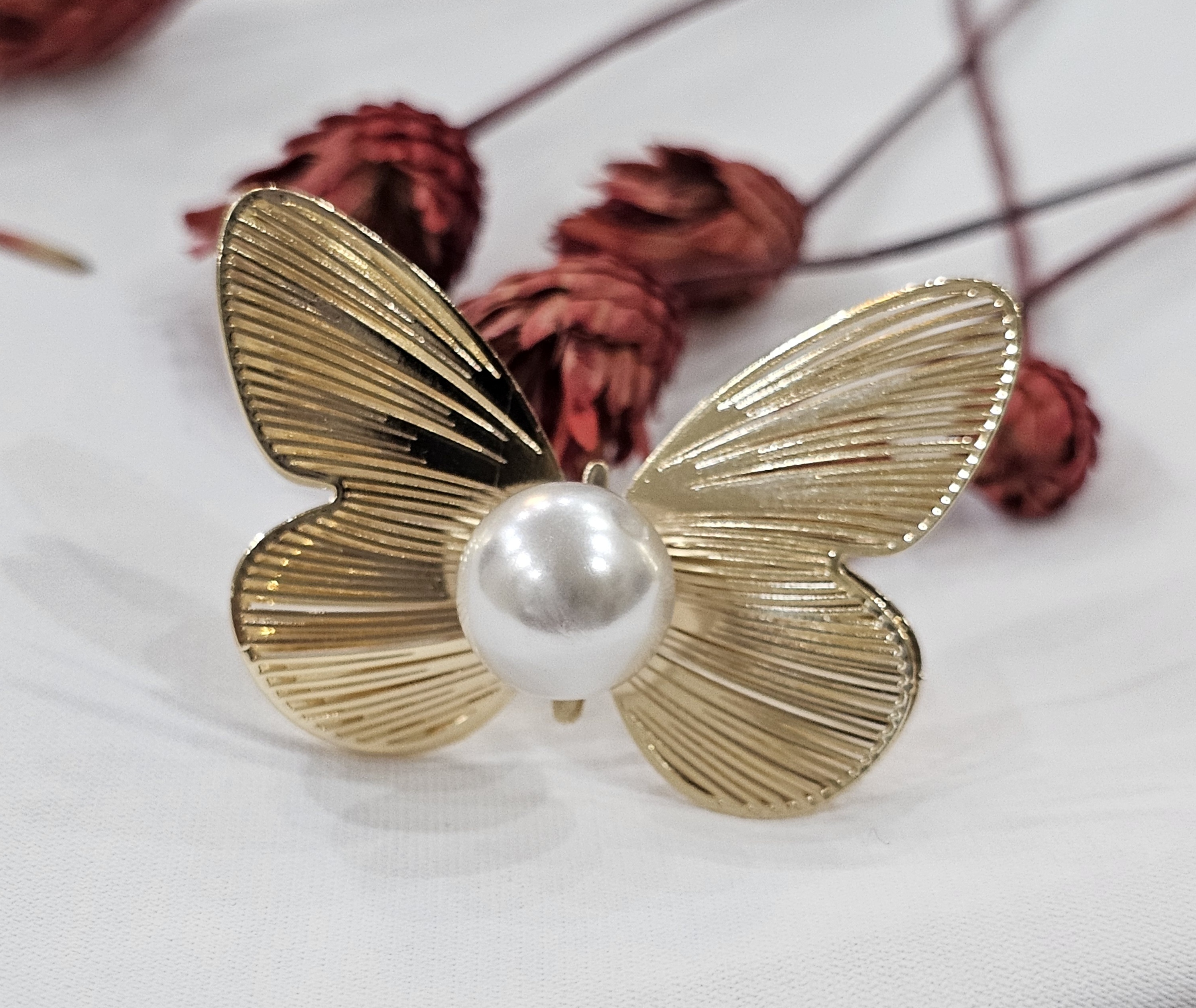 انگشتر پروانه مروارید دار طلایی آبکاری رادیوم قوی درجه یک یه طراحی ظریف و خاص فری سایز مناسب استفاده در مجالس از آویدخت تهیه کن