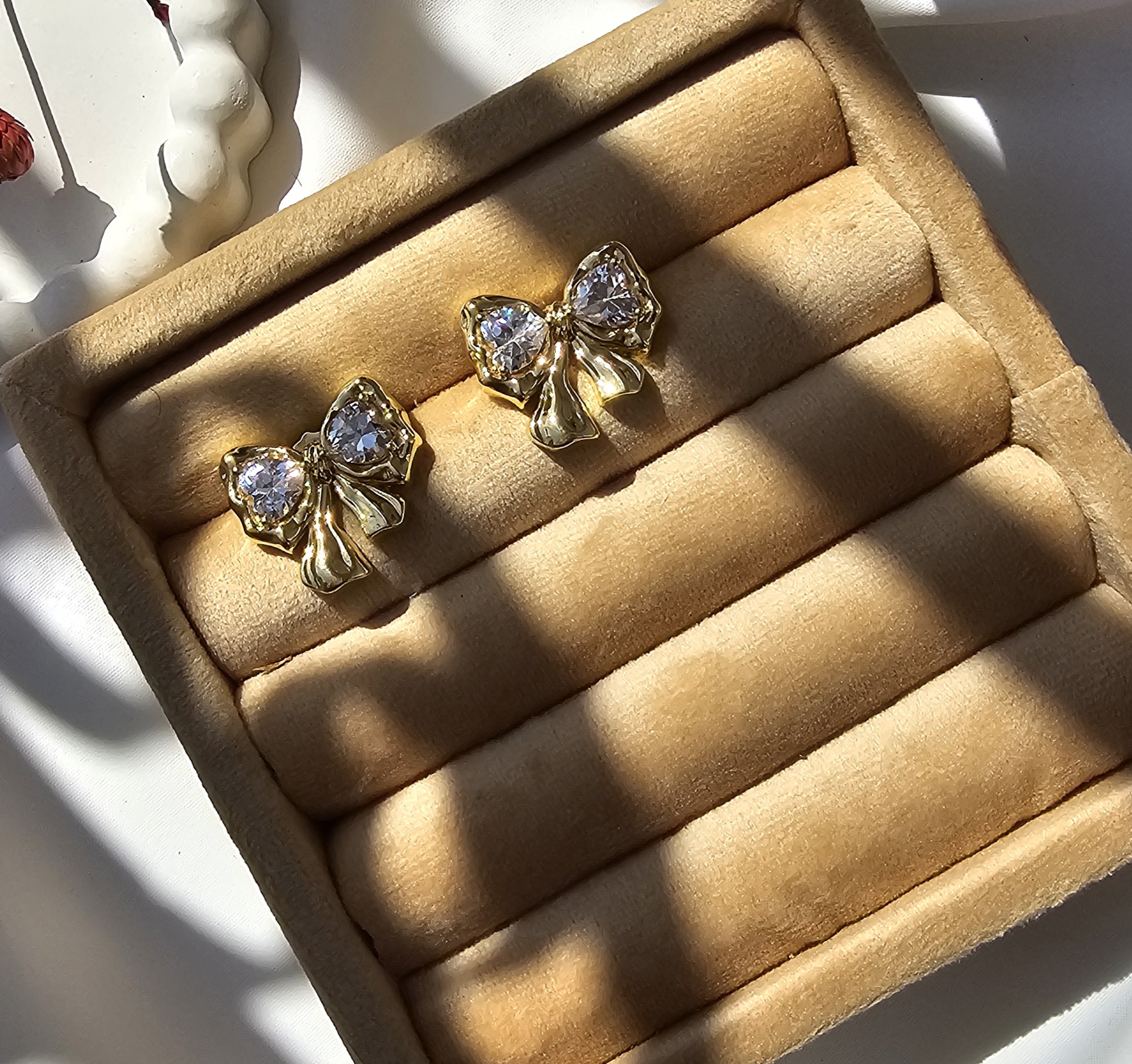 گوشواره پاپیون جواهری طلایی با رنگی گرم و ثابت و جواهراتی درخشان ضد حساسیت و زیبا از آویدخت