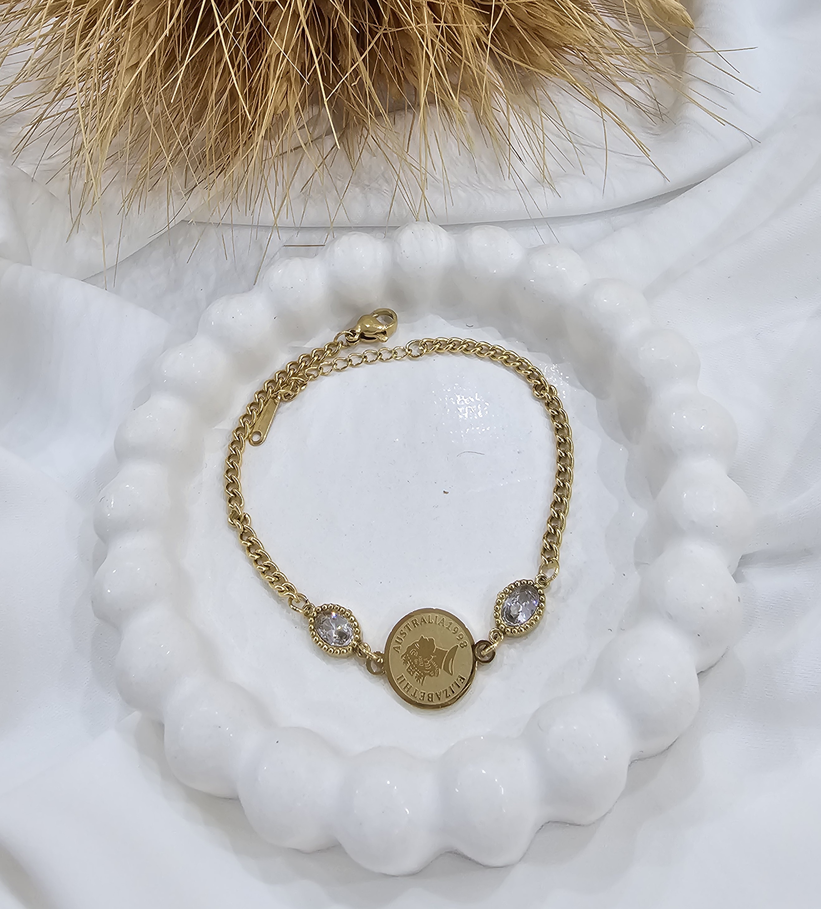 دستبند سکه الیزابت استرالیا 💎😍یه دستبند ظریف و شیک طلایی رنگ 🥰💎یه کار با کیفیت و ارزنده از آویدخت شاپ ❤️💎