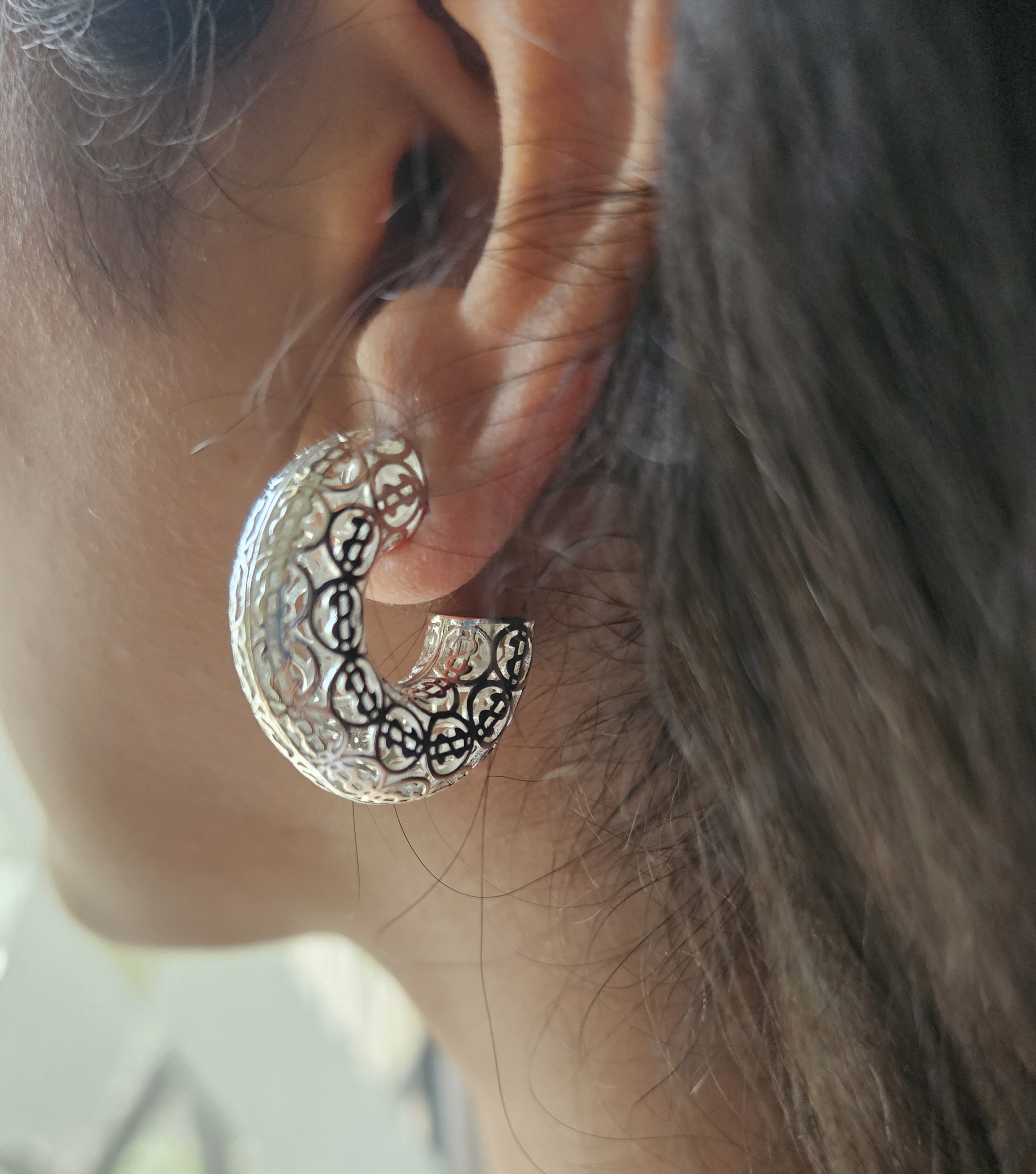 گوشواره ی نیم دایره ی معرق شده 🥰ضد حساسیت رنگ ثابت یه نقره ای دلربا با طراحی و نقوش خاص و ماهرانه از آویدخت شاپ