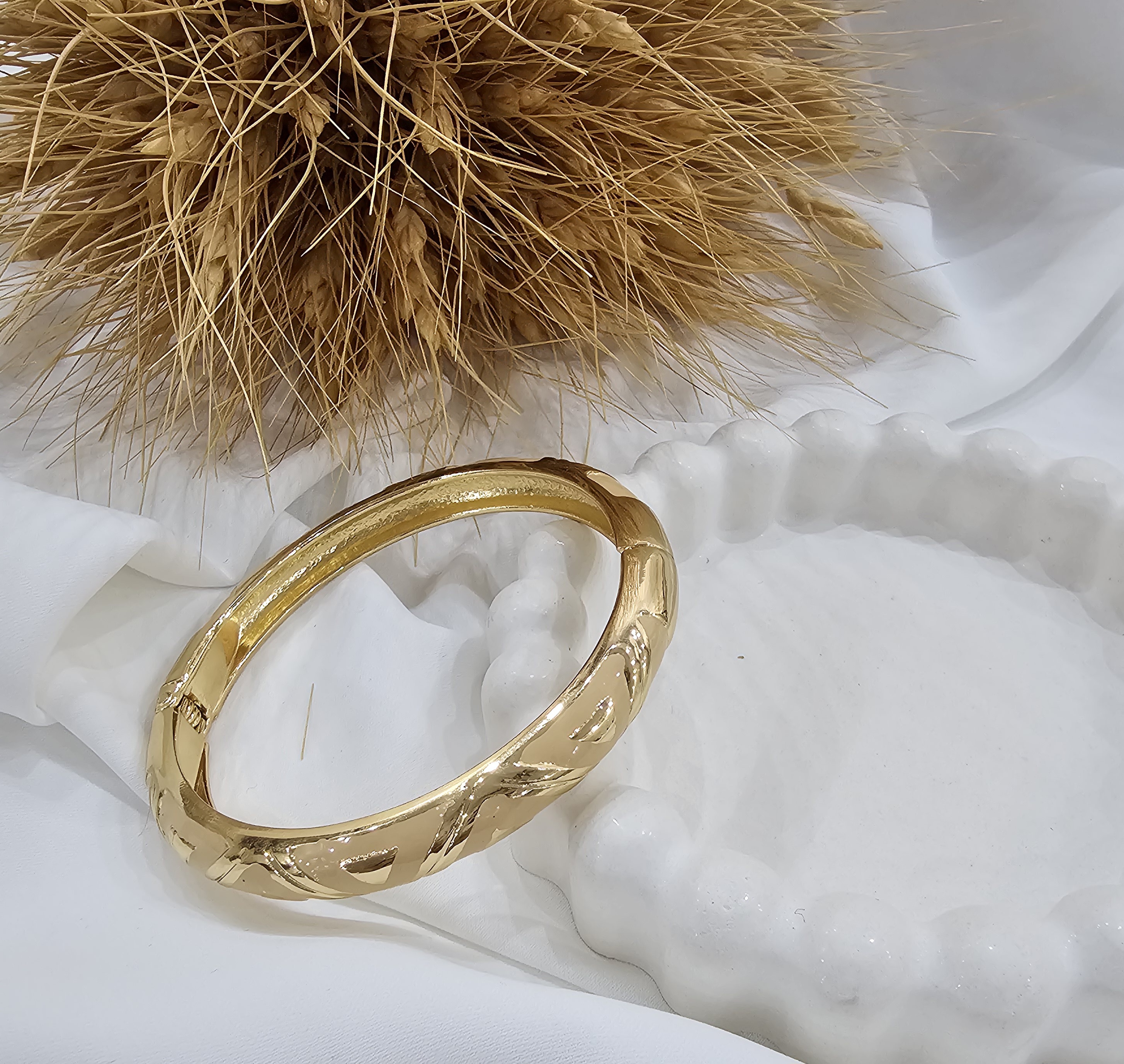 بنگل کرم طلایی دخترونه 💫✨️درجه یک و آبکاری طلا و فری سایز 🥰🪷مناسب استفاده در مجالس 🧚‍♀️ آویدخت شاپ