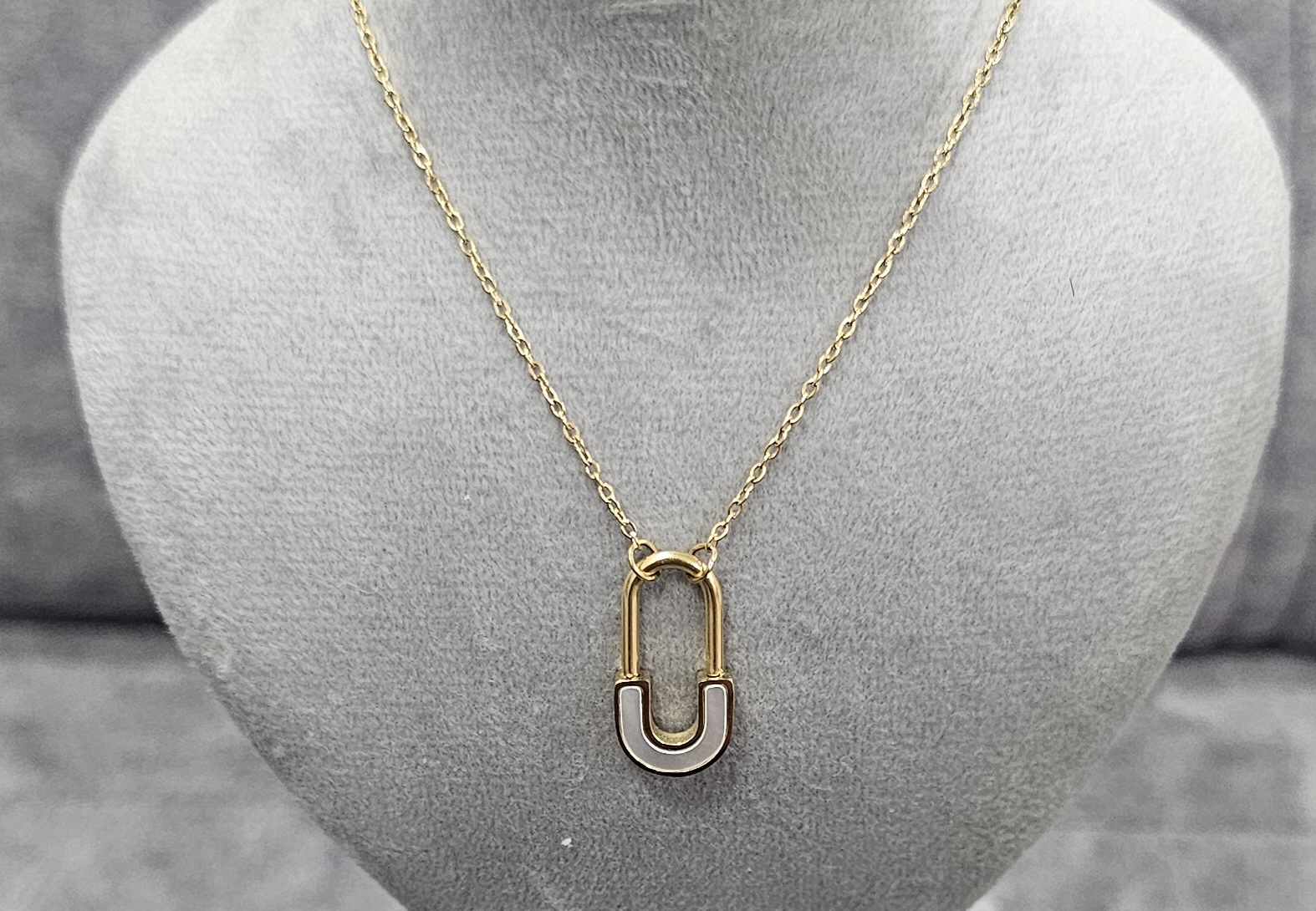 گردنبند قفل طلایی با میناکاری و  استیل درجه یک 😍با آبکاری طلا 😍 بهترین همراه هرروزت میتونه باشه از آویدخت شاپ