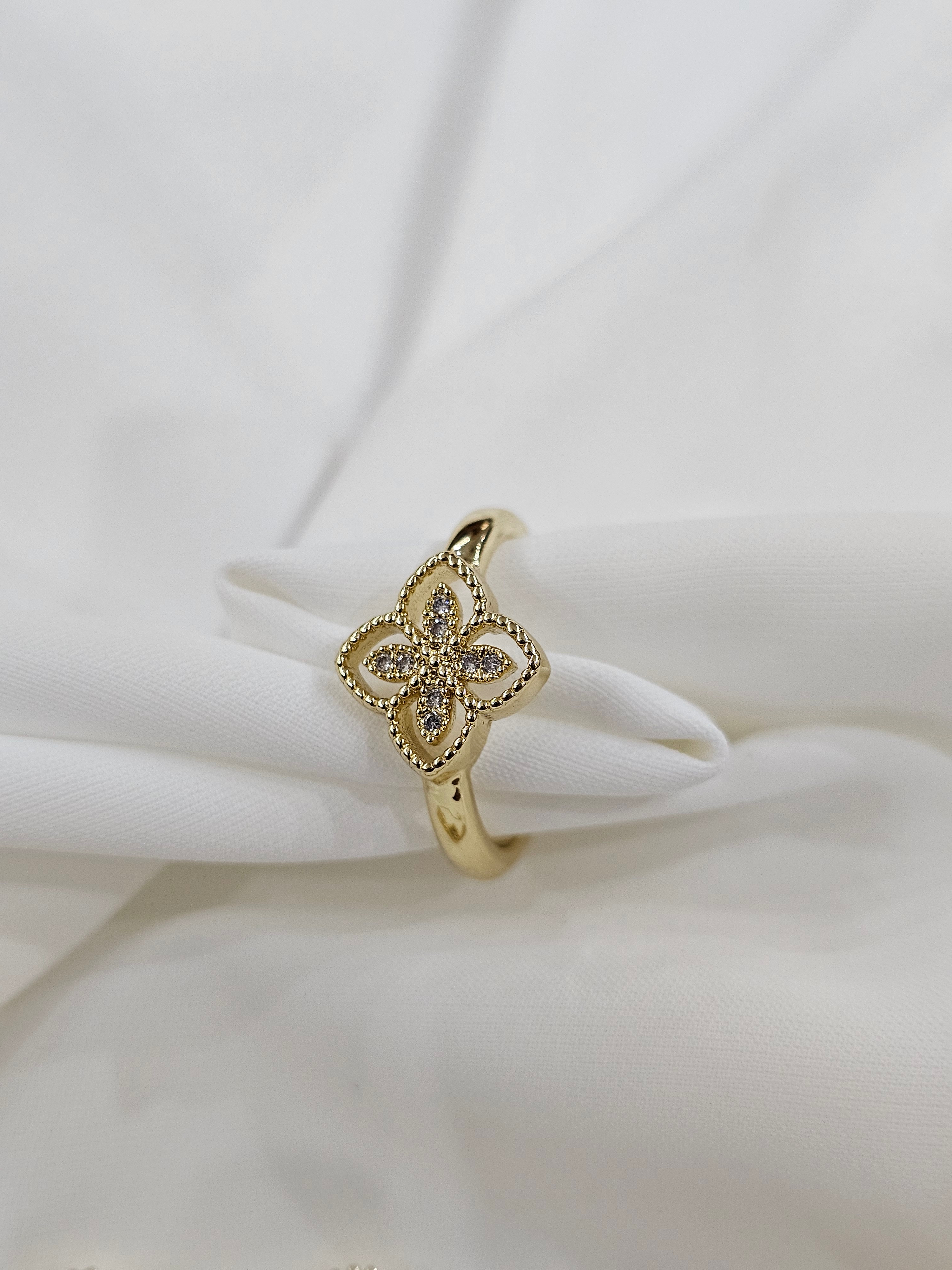 انگشتر زیبای جواهری طرح طلا 😍 نگینهای مخراج کاری شده 😍رنگ ثابت آبکاری قوی 😍فری سایز 🥰آویدخت شاپ