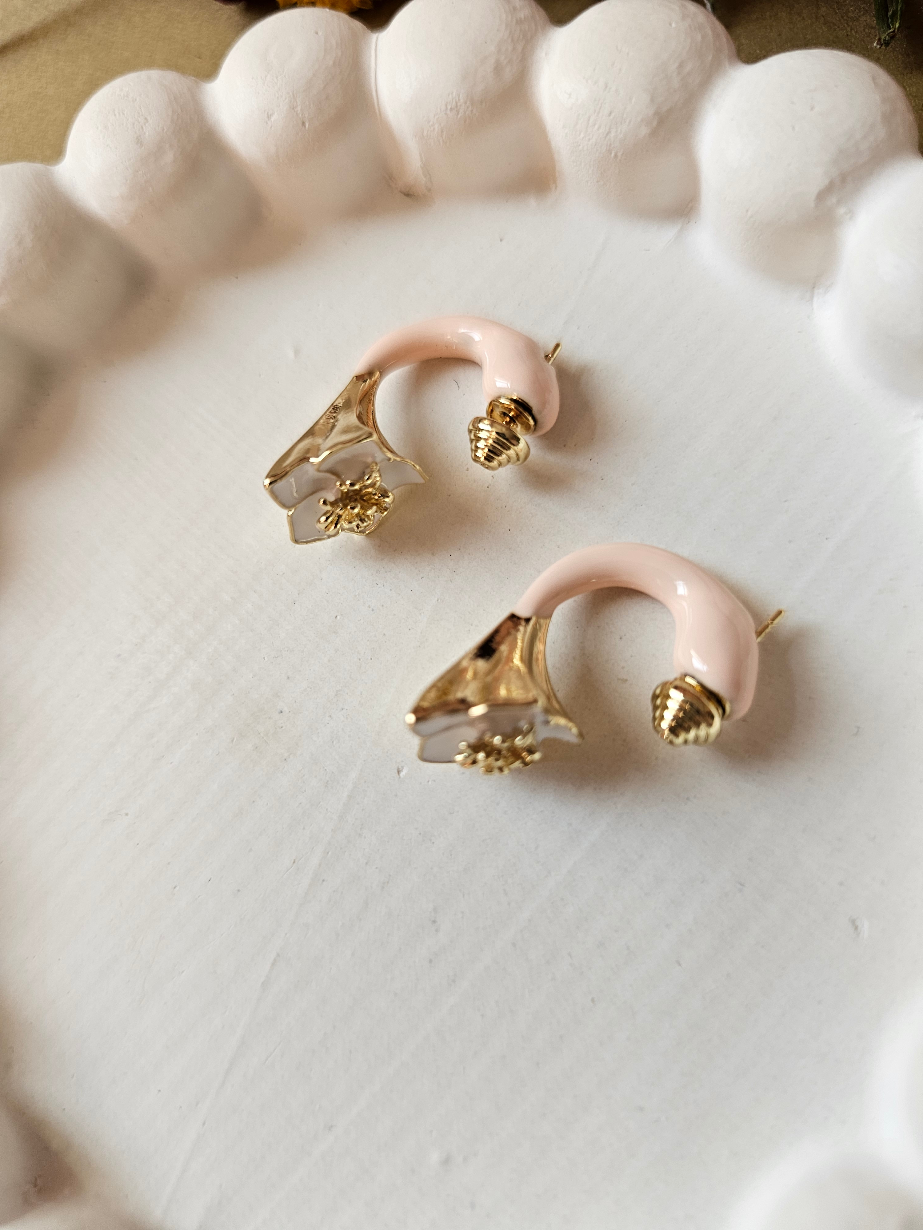 گوشواره گل شیپوری دوتیکه ❤️میناکاری فوق‌العاده زیبا آبکاری طلا و ضدحساسیت❤️آویدخت شاپ