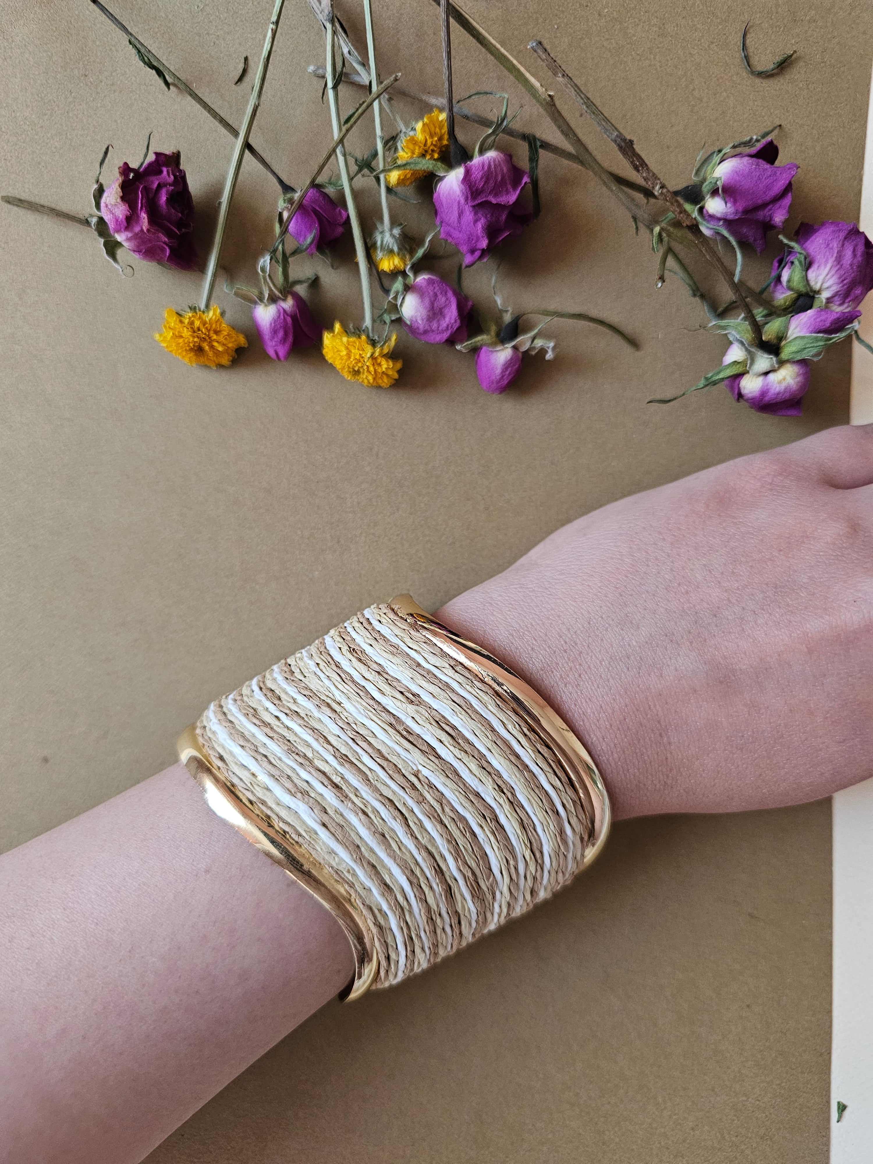 بنگل سفید موج دار ☺️فری سایز مناسب استفاده برای انواع استایل 🍒با کیفیت عالی 👍 آویدخت شاپ❤️