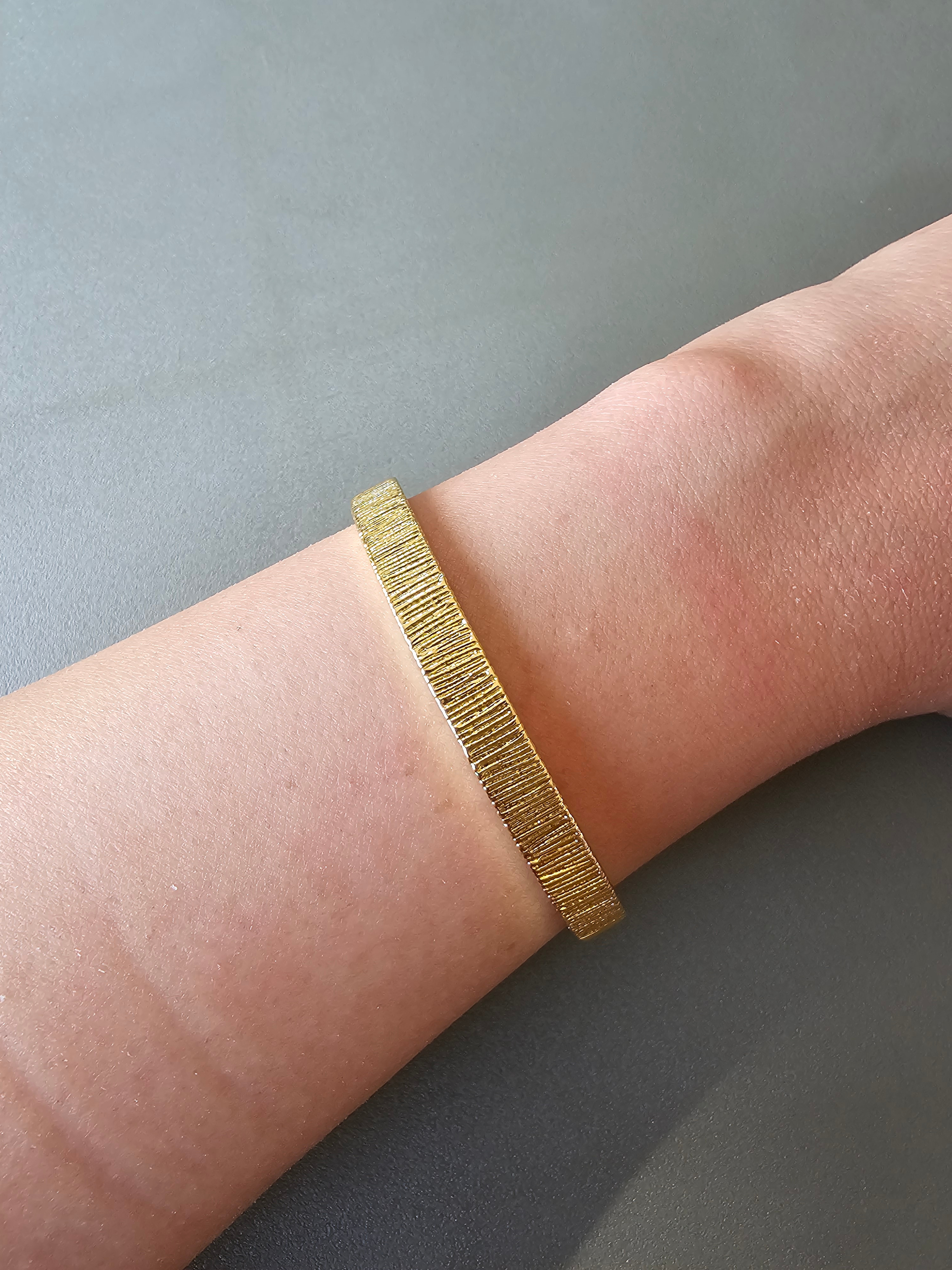 بنگل خطی طلایی مینیمال استیل فوق العاده با کیفیت با آبکاری قوی